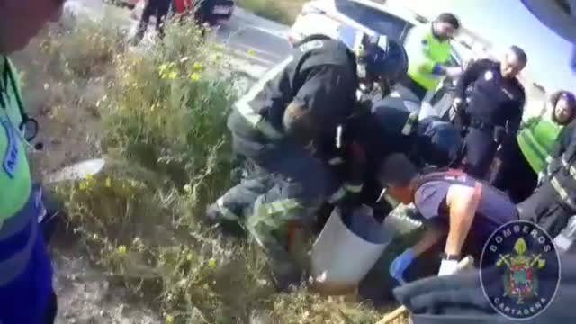 Rescatan a un niño que quedó atrapado en una arqueta