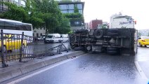Sağanak nedeniyle trafik kazaları meydana geldi - İSTANBUL