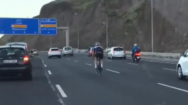 Cuatro ciclistas circulan de forma temeraria por una autovía de Gran Canaria