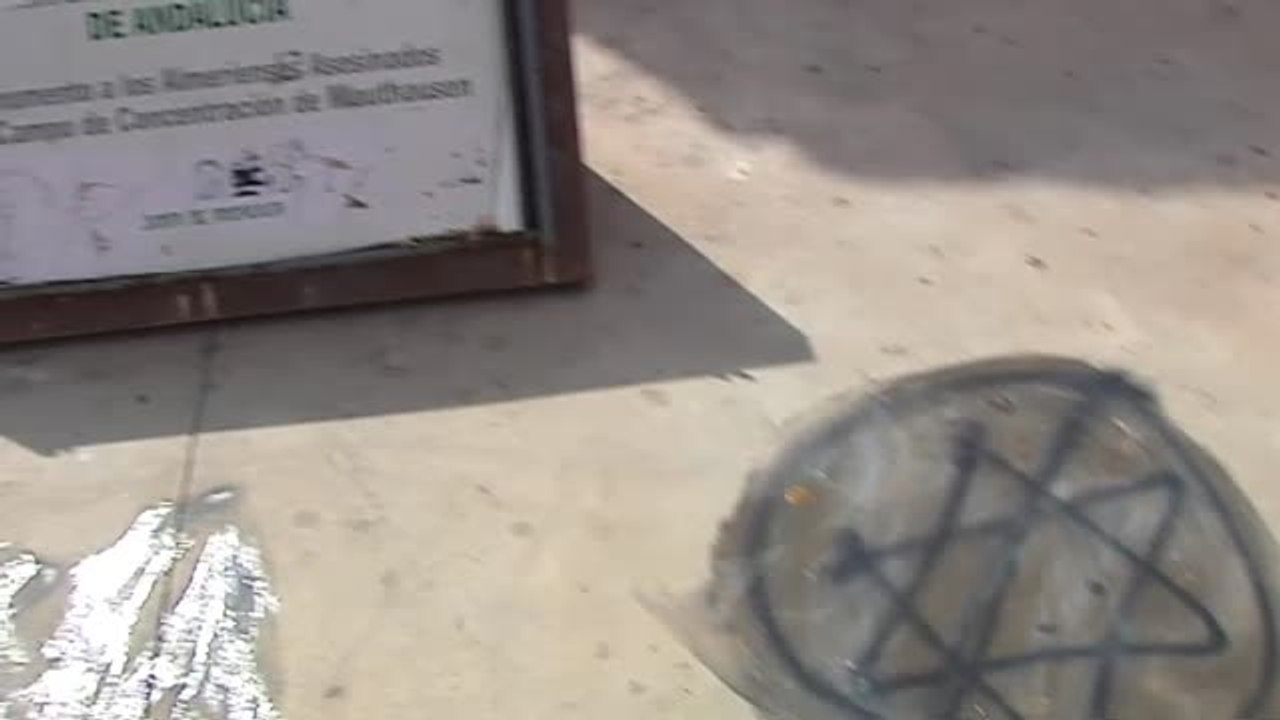 Aparecen pintadas con simbología nazi en el monumento almeriense a las víctimas de Mauthausen