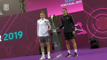 Clàudia Pons y Ana Luján posan con la copa del primer Europeo Femenino de Fútbol Sala