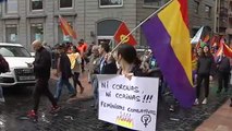 Banderas y proclamas republicanas reciben a los reyes en Oviedo