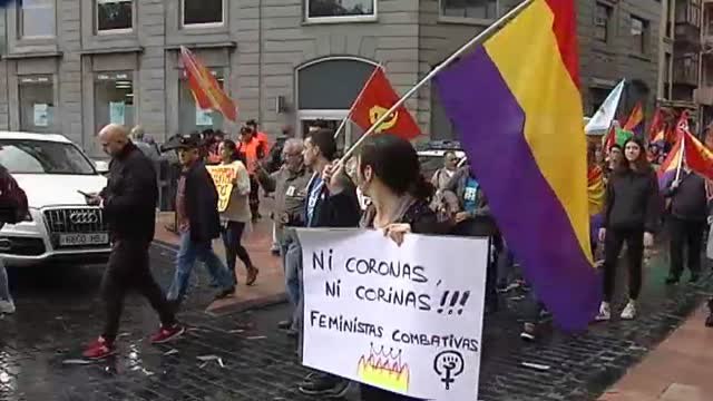 Banderas y proclamas republicanas reciben a los reyes en Oviedo