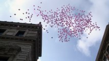 Sueltan mil globos rosas por el Día contra el cáncer de mama