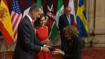 Los reyes entregan a los premiados las insignias de los Princesa de Asturias