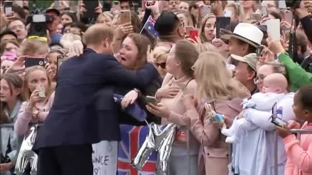 Una fan rompe a llorar por el abrazo del príncipe Harry