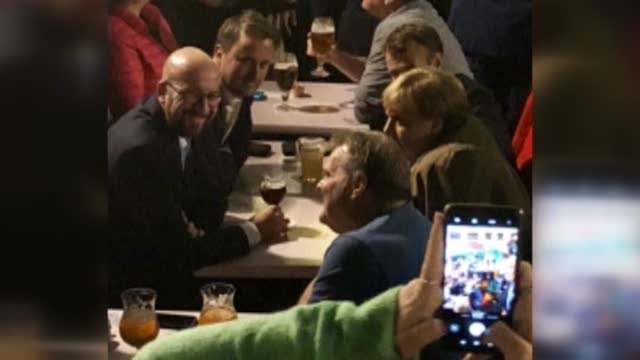 Merkel y Macron se van de cervezas por el centro de Bruselas tras la cumbre sobre el Brexit