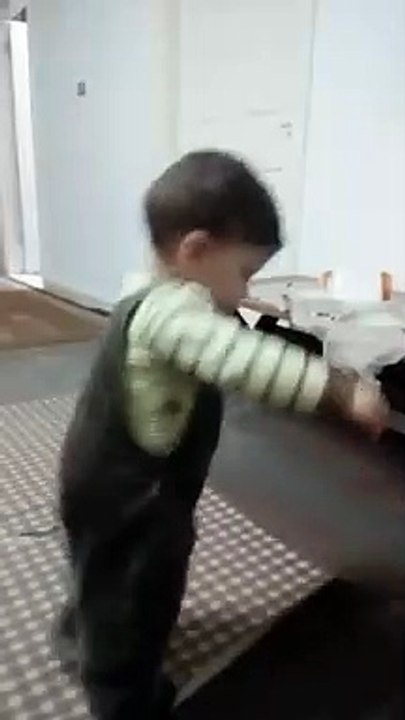 رقصة طفل مع موسيقى ارطغرل