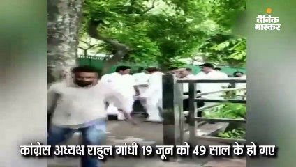 राहुल गांधी ने अपने जन्मदिन पर पार्टी मुख्यालय में मिठाईयां बांटी