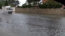 La gota fría deja las primeras calles inundadas en el norte de Alicante