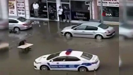 İlginç görüntü! Göle dönen yol ortasında çorba keyfi