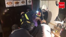 Bomberos rescatan a varón caído en un pozo