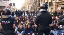 Un centenar de personas se concentran ante la Fiscalía de Catalunya contra el juicio
