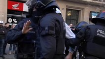 Los Mossos desalojan a los CDR que bloquean la Fiscalía de Barcelona