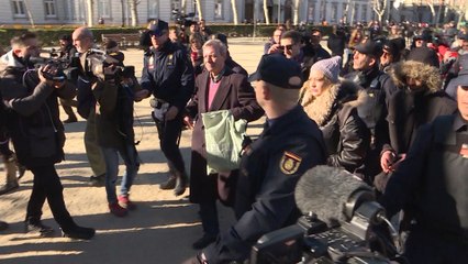 Hogar Social irrumpe en la plaza de la Villa de París