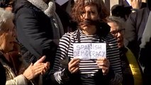 Artadi y Colau encabezan la protesta contra el juicio al 'procés' en la Plaza de Sant Jaume