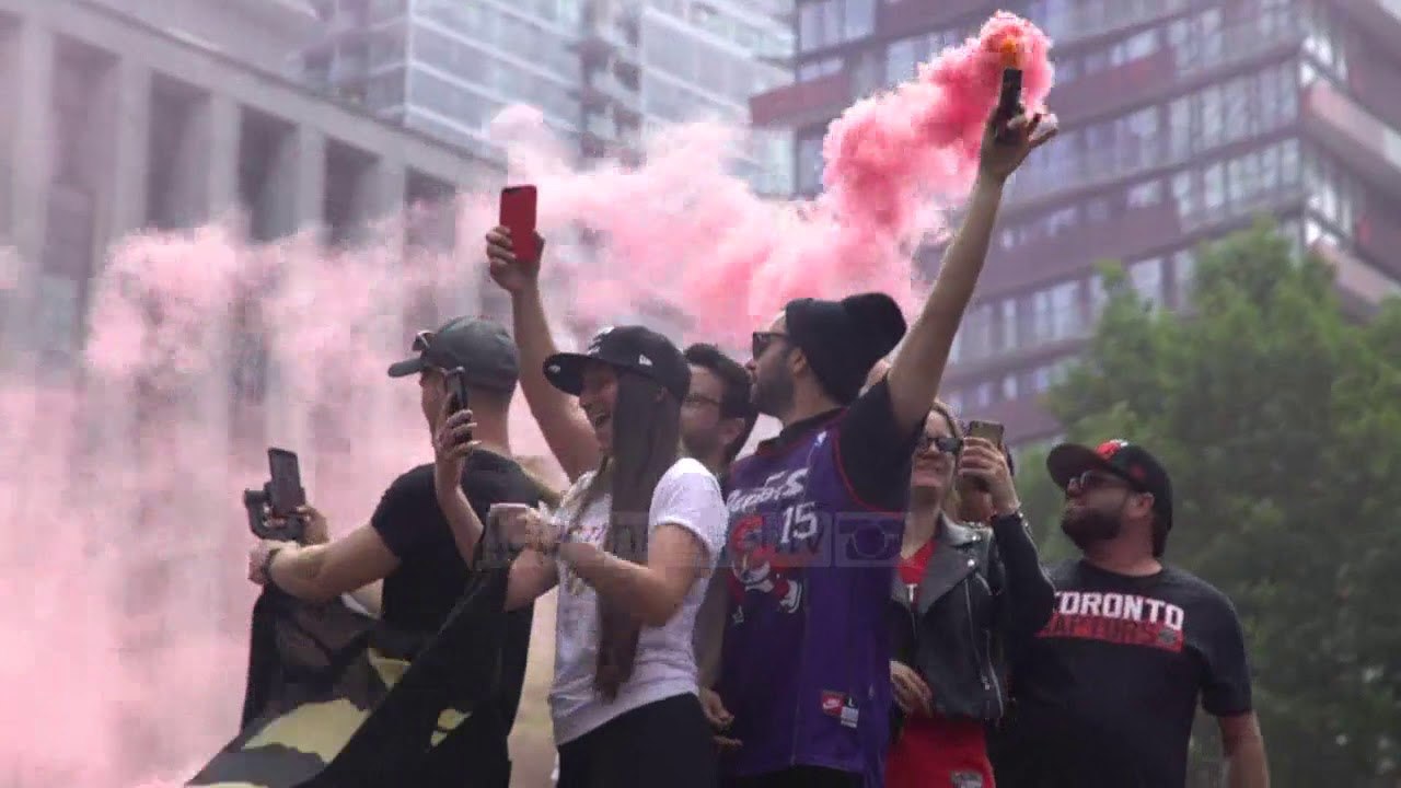 Parada e kampionëve/ Një milionë persona në rrugët e Torontos për fitoren e NBA