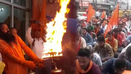 下载视频: मुरादाबाद: सड़क पर नमाज के विरोध में हिंदू संगठनों ने हाइवे पर पढ़ी हनुमान चालीसा, लगा लंबा जाम