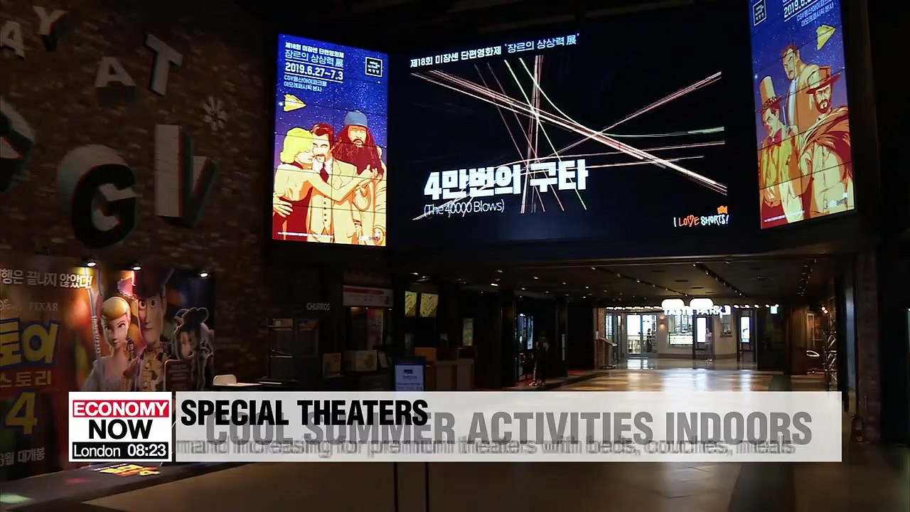 Koreans keeping cool this summer at special movie theaters, VR theme parks