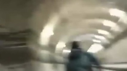 Tải video: Detenidos 18 grafiteros por asaltar y pintar vagones del metro por el procedemiento del palancazo