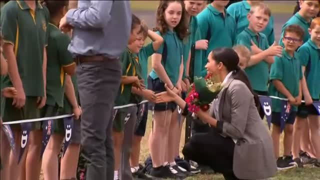 Polémica en Reino Unido porque sea Meghan Markle quien tenga que tapar con su paraguas al príncipe Harry