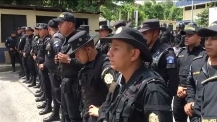 Descargar video: Trump amenaza a Honduras con retirarle su ayuda si no controla la caravana de hondureños que viajan hacia EEUU