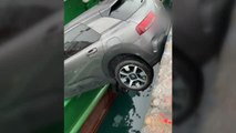 Un coche, empotrado contra un barco en el puerto de Getaria, tras olvidar su conductor, echar el freno de mano