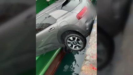 Un coche, empotrado contra un barco en el puerto de Getaria, tras olvidar su conductor, echar el freno de mano