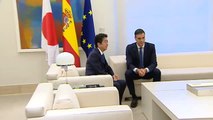 Pedro Sánchez recibe en Moncloa al primer ministro japonés