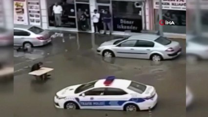 Göle dönen yolun ortasına masa atıp, çorba içti!