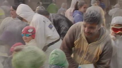 Xinzo de Limia se da un baño en harina para dar la bienvenida al Entroido