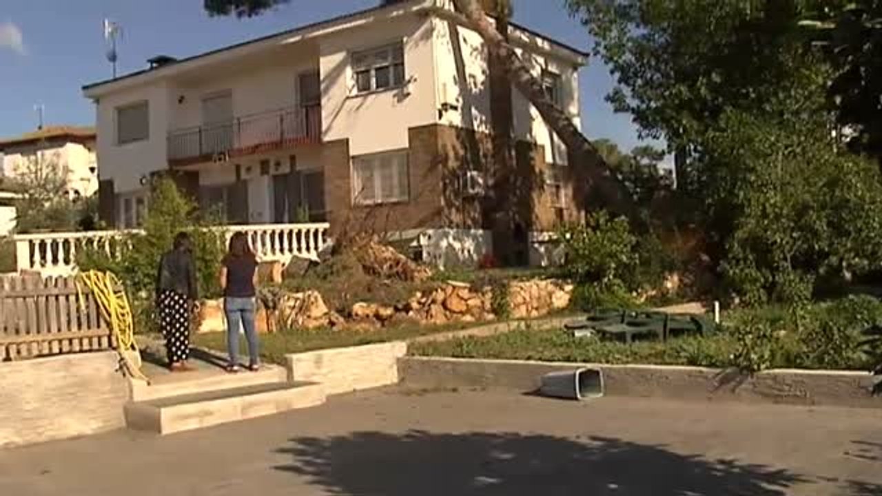 Impresionantes efectos del viento en una urbanización de Tarragona