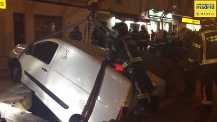 Tải video: Bomberos de Madrid sacan dos vehículos atrapados en un socavón