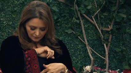 أزياء فلسطينية مبتكرة مطرزة بأغاني أم كلثوم