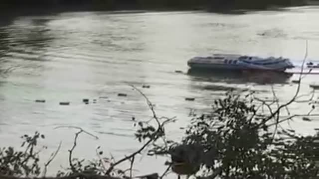 Centenares de cartones de tabaco arrojados al río Guadiaro por una banda de contrabandistas detenida