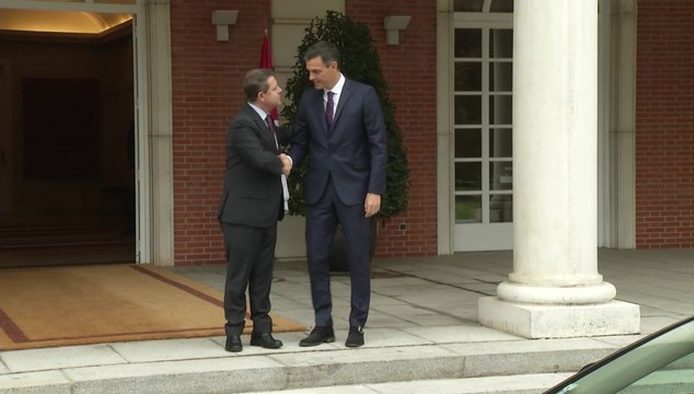 Sánchez recibe a Page en La Moncloa