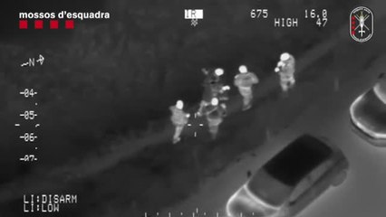 Emocionado abrazo de un niño autista perdido al mosso que lo encontró