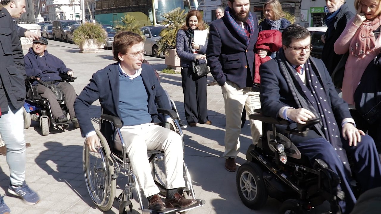 Almeida con miembros de Famma-Cocemfe Madrid