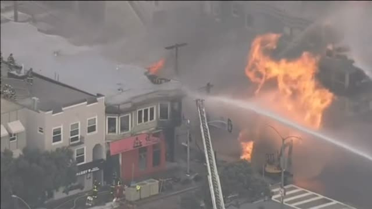 Impresionante llamarada por la explosión de una tubería de gas en San Francisco