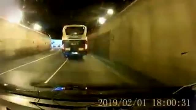 Se busca al conductor de un patinete eléctrico circulando en dirección contraria