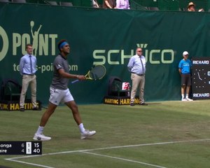 Video herunterladen: Halle - Paire et Tsonga improvisent une partie de foot en plein match !