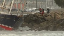 Un velero queda encallado entre las rocas en la Bahía de Palma