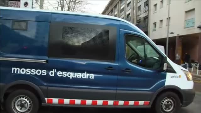 Llegan a los juzgados de Sabadell los detenidos por la agresión sexual en grupo a una joven