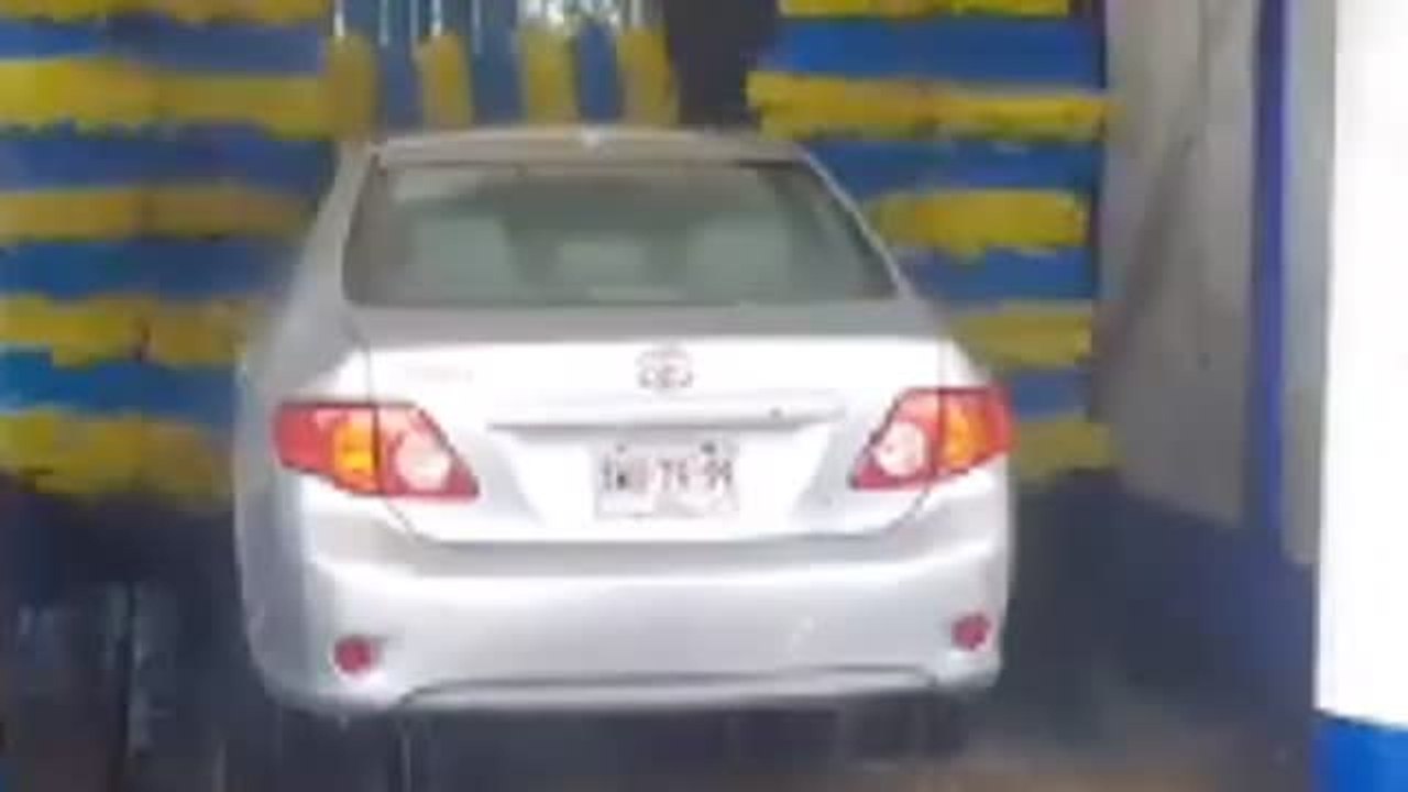 Los bomberos rescatan a una conductora atrapada en un túnel de lavado