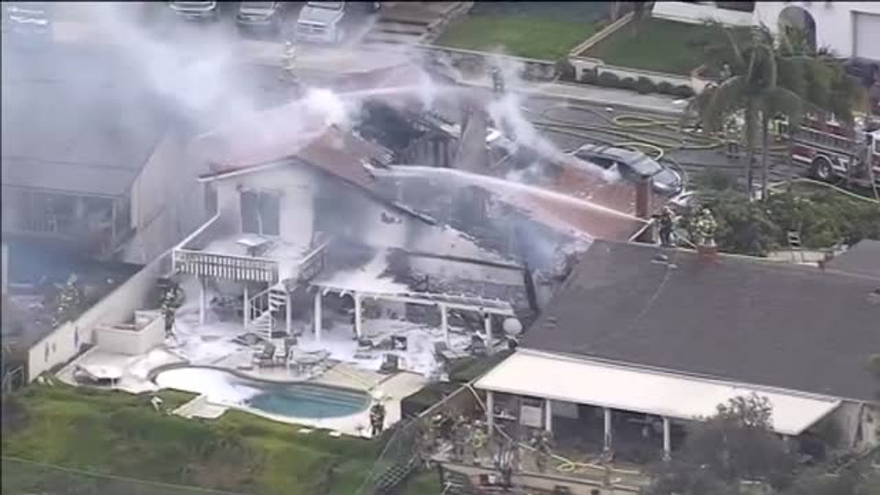 Mueren los dos ocupantes de una avioneta al estrellarse contra una vivienda en California