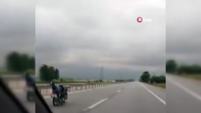 Motosikletli sürücünün yürekleri ağızlara getiren tehlikeli yolculuğu kamerada