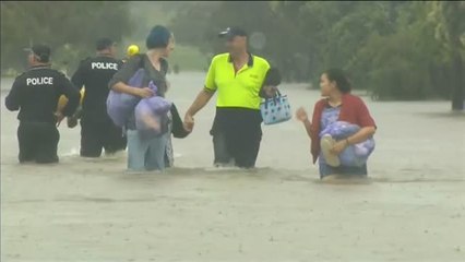 Tải video: Cientos de evacuados por las graves inundaciones en Queensland