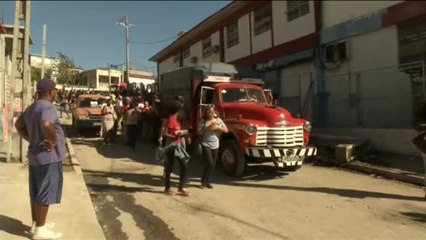 下载视频: Voluntarios en La Habana ayudan a los damnificados por el tornado