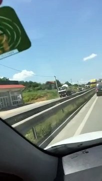 Aksidentohet kamioni në autostradë, mund të kishte pasojë të mëdha