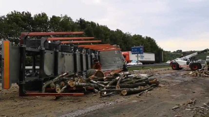 Un camion se renverse au viaduc de Custinne (Houyet)